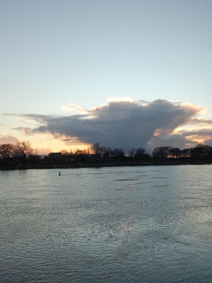 Hoffnungsvolles Wolkenbild über der Elbe. Foto: Thorsten Steinhoff, Berlin