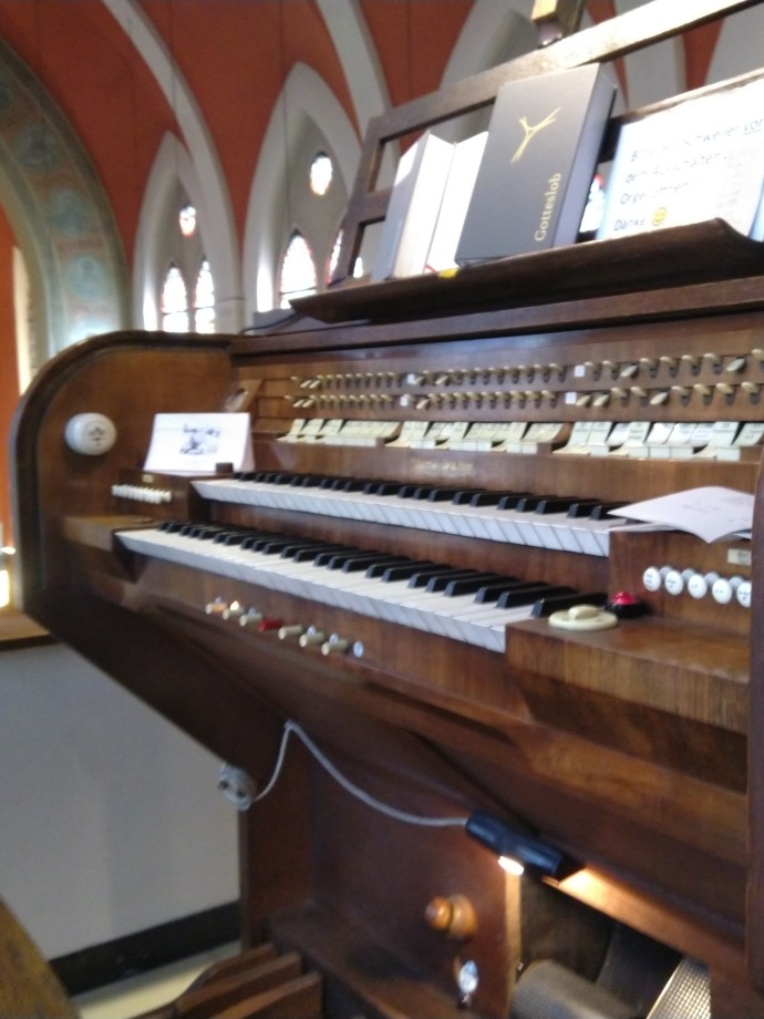 Spieltisch der Klais-Orgel in der Alexianer St. Joseph-Krankenhauskirche Berlin Weißensee. Foto: Thorsten Steinhoff, Berlin
