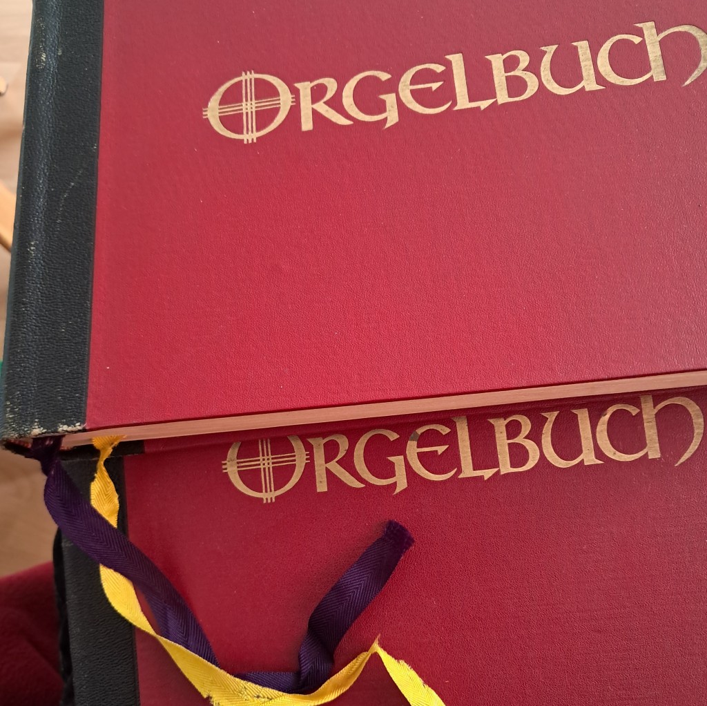 Eine brennende Advent-Kerze